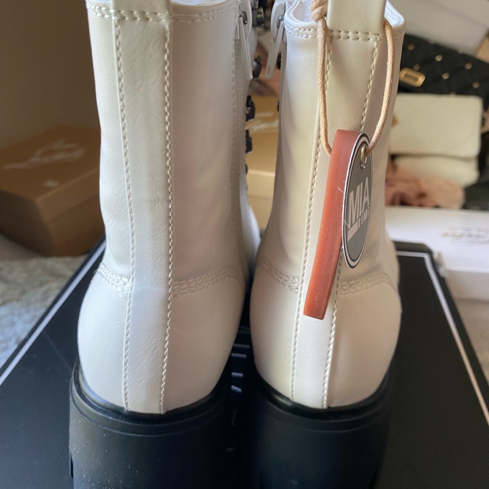 NWB Mia Boots